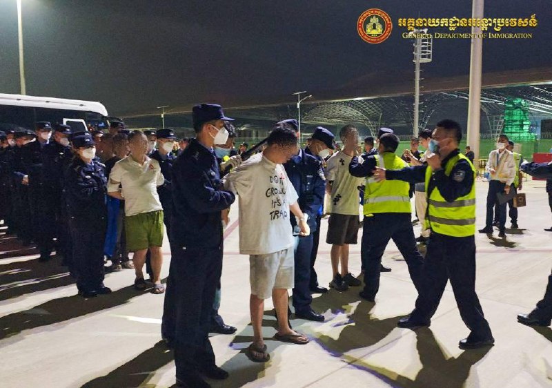 110名涉嫌网络诈骗的中国人被驱逐出境昨天晚上，柬埔寨移民局与中国驻柬埔寨大使馆合作，在德崇国际机场使用专机遣返共计110名涉嫌网络诈骗的中国公民（无女性）