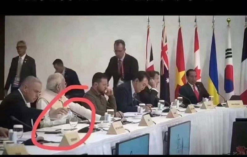 屁股对着客人倒水，第三个动作对尊贵的客人的尊重体现在哪里？最好的选择是什么？让客人自己倒水！咱不惯着他们！ #茶水文化by 匿名投稿屁股对着客人倒水，第三个动作对尊贵的客人的尊重体现在哪里？最好的选择是什么？让客人自己倒水！咱不惯着他们！ #茶水文化by 匿名投稿