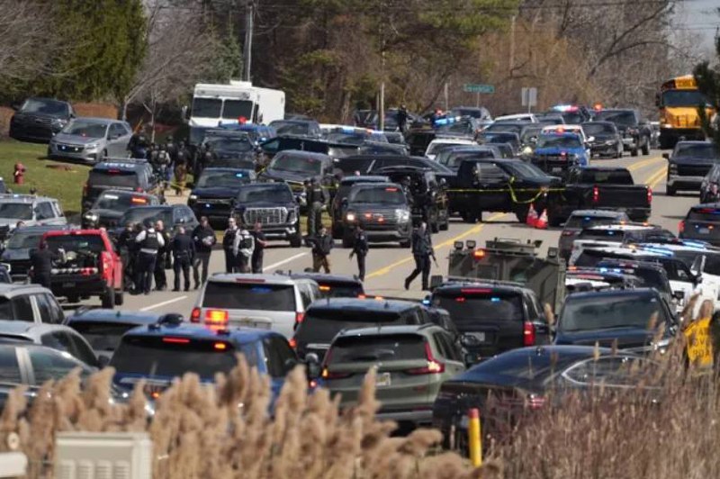 美国 一 犹太 教堂 发生 枪击 嫌疑人持枪驾车冲向入口，与安保人员交火中身亡，在其汽车后备箱中发现大量 爆炸 物感谢家人们投稿！美国 一 犹太 教堂 发生 枪击 嫌疑人持枪驾车冲向入口，与安保人员交火中身亡，在其汽车后备箱中发现大量 爆炸 物感谢家人们投稿！