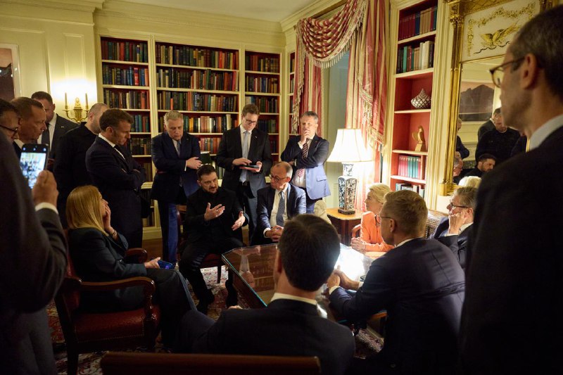 #特朗普 与 #泽连斯基 的谈判现场特朗普和泽连斯基开玩笑谈到他这次会面的着装选择，因为在上一次白宫会面时，他的穿着曾受到批评