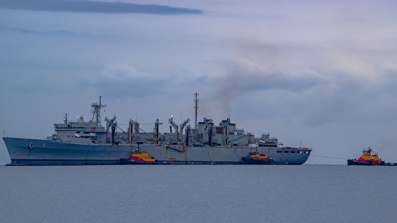 两艘美国海军舰艇在南美洲附近海域相撞周三，美国南方司令部发言人埃马努埃尔·奥尔蒂斯上校表示，阿利·伯克级驱逐舰“特拉克斯顿号”（USS Truxtun）与“供应级”快速战斗支援舰“供应号”（USNS Supply）在海上补给过程中发生碰撞