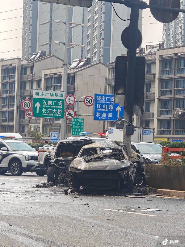 南京 栖霞大道 蔚来 比亚迪 #新能源 #车祸 🔥感谢来自某频道的投稿！南京 栖霞大道 蔚来 比亚迪 #新能源 #车祸 🔥感谢来自某频道的投稿！