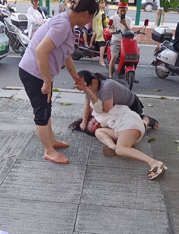 #每日一捉 广西，两姐妹打小三by 匿名投稿#每日一捉 广西，两姐妹打小三by 匿名投稿