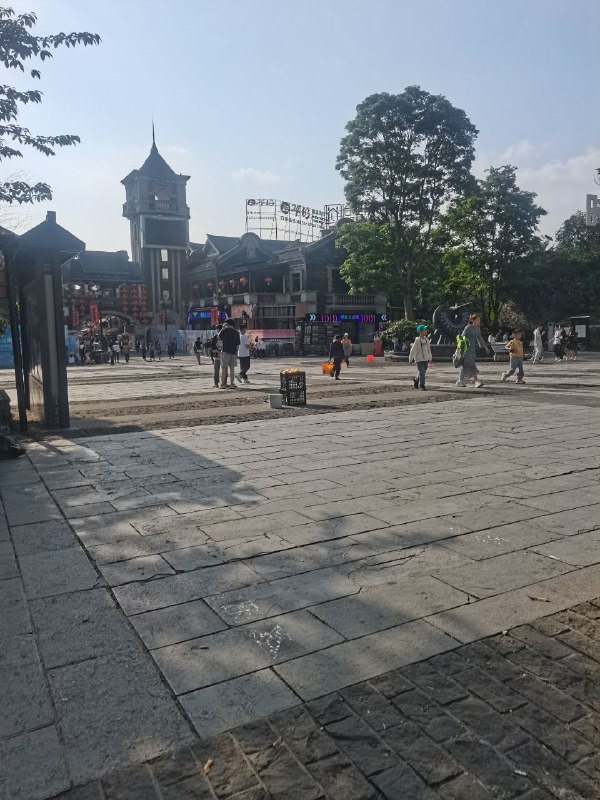 上一位男摊贩不会闹，东西被收走了还得交罚款，这位女摊贩先是与蓝衣城管发生肢体冲突（城管先手）——后被同伙拉开，蓝衣城管见无法暴力抢劫叫来巡警，女摊贩随即赖在城管车副驾驶撒泼，巡警到达现场中间处理劝解女摊贩认命