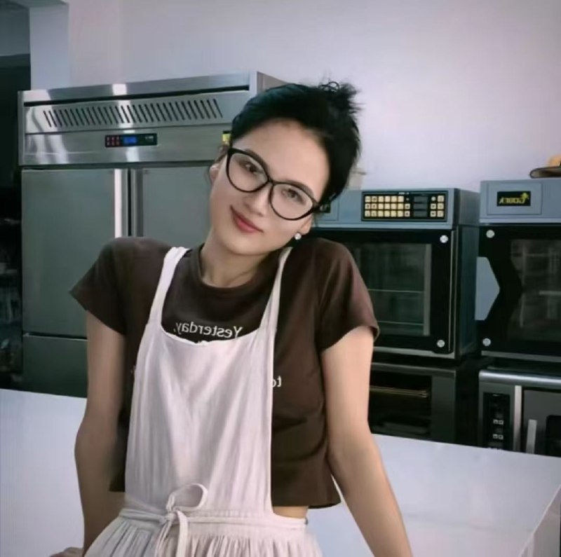 二喜甜品店33岁老板娘出轨17岁男员工，聊天记录中称赞对方“你像个永动机”，女主  二喜，93年的，已婚有娃后 #出轨 店内 17岁男 店员，据其老公抖音描述，除常年不顾家归家外，还因烦其女儿吵闹删了女儿俩巴掌且扬言要杀了自己女儿，出轨被发现后，没有妥善解决好现存的婚姻关系，还很嚣张的在抖音号上公开跟出轨对象的恋爱日常，并称17岁对象为永动机，种种事件致其老公忍无可忍，发视频揭露，后视频爆了甚至登上部分媒体，于是部分群众就聚集到其店门口 #吃瓜 感谢来自某频道的投稿！二喜甜品店33岁老板娘出轨17岁男员工，聊天记录中称赞对方“你像个永动机”，女主  二喜，93年的，已婚有娃后 #出轨 店内 17岁男 店员，据其老公抖音描述，除常年不顾家归家外，还因烦其女儿吵闹删了女儿俩巴掌且扬言要杀了自己女儿，出轨被发现后，没有妥善解决好现存的婚姻关系，还很嚣张的在抖音号上公开跟出轨对象的恋爱日常，并称17岁对象为永动机，种种事件致其老公忍无可忍，发视频揭露，后视频爆了甚至登上部分媒体，于是部分群众就聚集到其店门口 #吃瓜 感谢来自某频道的投稿！