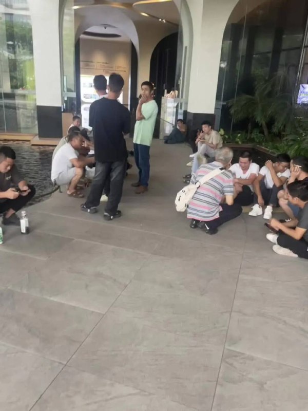 8.15广州芳村，万科金域曦府开发商拖欠农民工工资 #讨薪by 匿名投稿8.15广州芳村，万科金域曦府开发商拖欠农民工工资 #讨薪by 匿名投稿