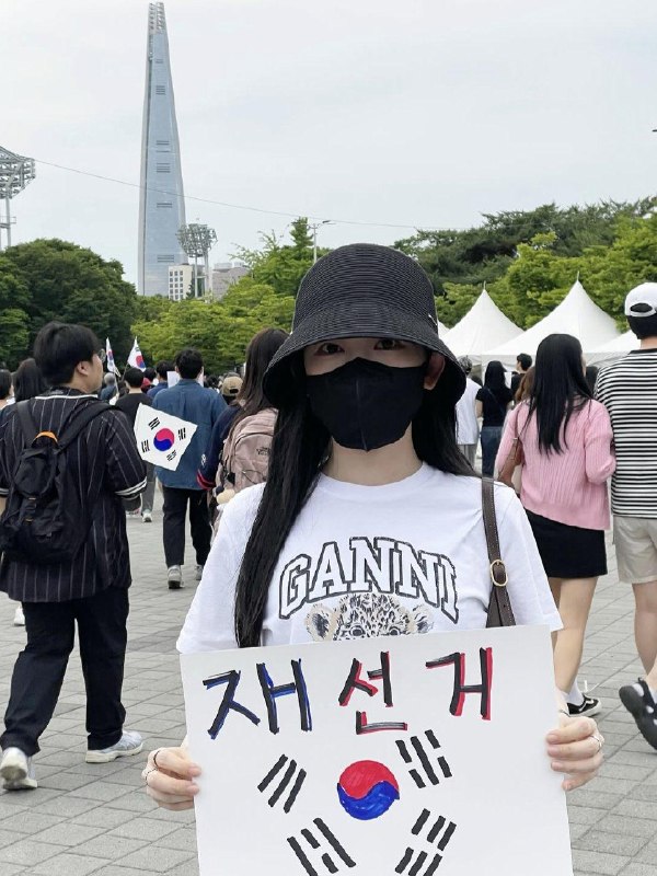 6 日，数万名韩国人齐聚首尔街头，抗议亲中的李在明总统选举舞弊，高喊“重新选举”