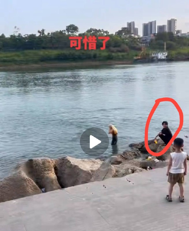 广西贵港大东码头，女子落水溺亡，她的朋友全程嬉笑围观，只有一人尝试下水救援感谢家人们投稿！广西贵港大东码头，女子落水溺亡，她的朋友全程嬉笑围观，只有一人尝试下水救援感谢家人们投稿！