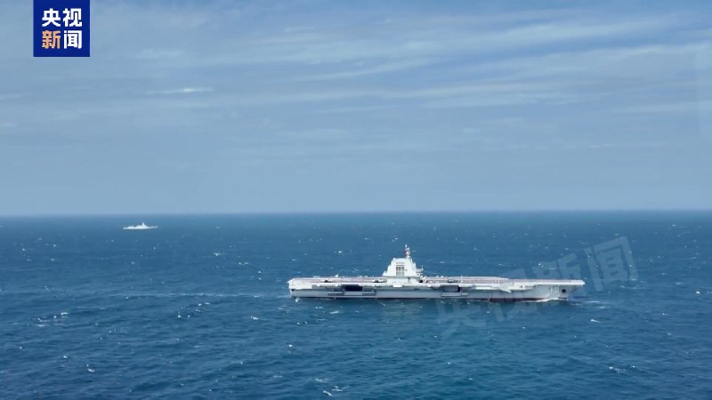 海军 福建舰 055延安舰、054A通辽舰等多艘舰艇组成的 #航母 编队在完成海上训练任务后返回三亚某军港，这是 福建舰 入列后首次海上实兵训练任务任务中，歼-35、歼-15T、歼-15DT、空警-600等多型舰载机完成了多架次弹射起飞和着舰训练，有效检验了福建舰电磁弹射、回收和甲板作业能力，舰机适配性得到进一步验证