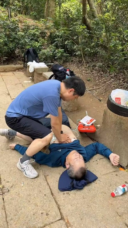 广东 深圳 大爷爬梧桐山累死了，最后直接直升机吊下山了 #爬山 #事故感谢家人们投稿！广东 深圳 大爷爬梧桐山累死了，最后直接直升机吊下山了 #爬山 #事故感谢家人们投稿！