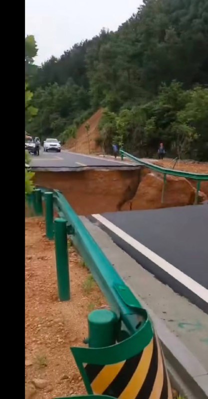 5月26日湖北蕲春，狮子至张榜公路塌方过路车辆请绕道而行