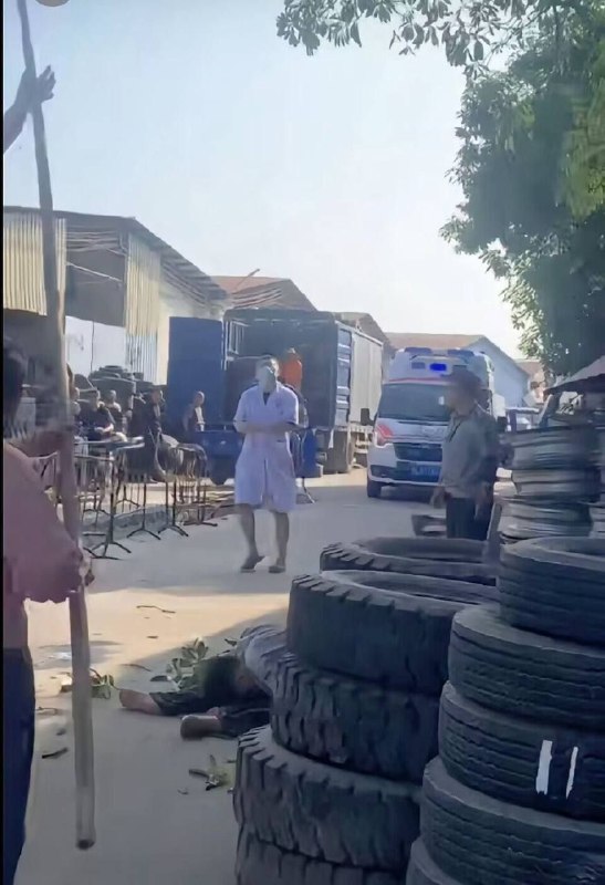 近日 广东 省 惠州 市，一名因车祸导致半身瘫痪的男子，为圆“飞天梦”，将一堆玩具 氢气球 捆绑在 折叠 躺椅 上，在无降落伞、无任何防护措施的情况下升上高空