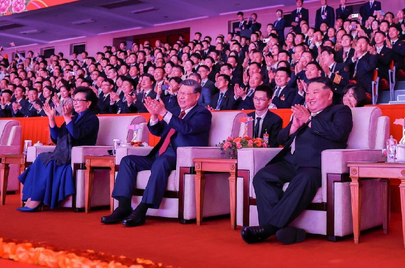 朝鲜文艺演出，第一次见习主席戴眼镜