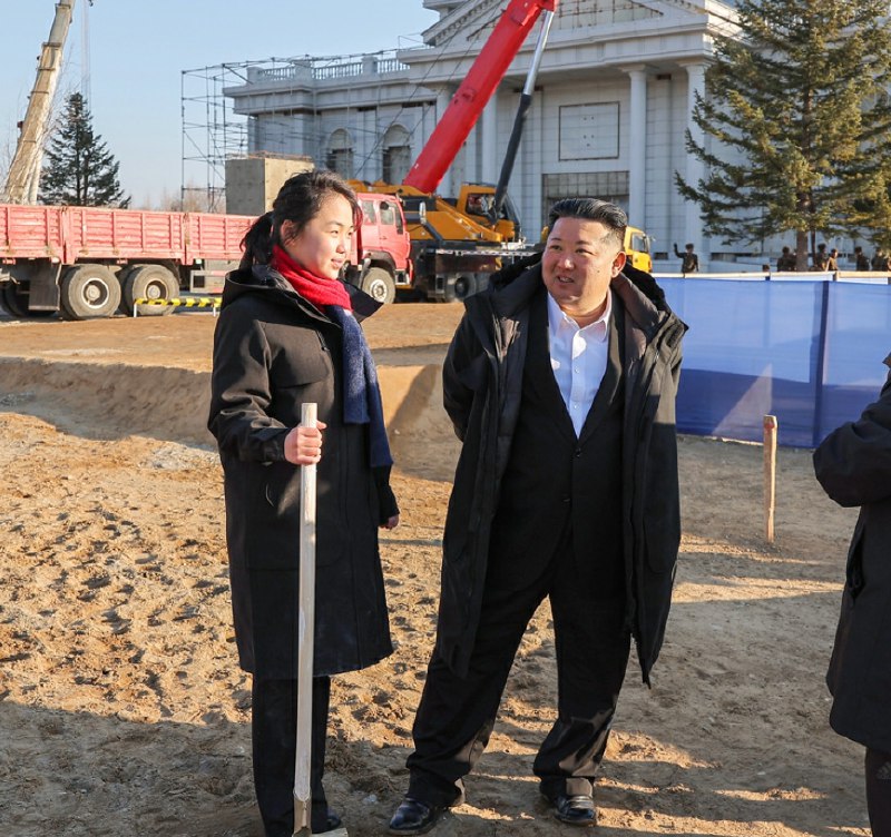 金正恩在首都平壤为海外军事作战牺牲的援俄将士建功勋纪念馆2026年1月5日，金正恩带着女儿金主爱参加“义务劳动”，亲手植下纪念树