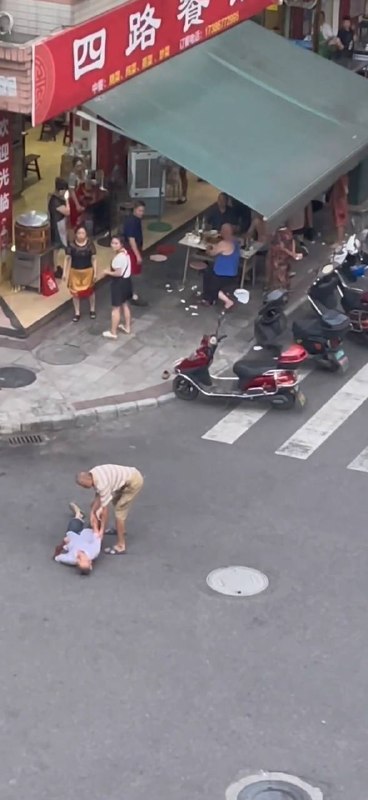 就怕老头躺地上 😑感谢家人们投稿！就怕老头躺地上 😑感谢家人们投稿！