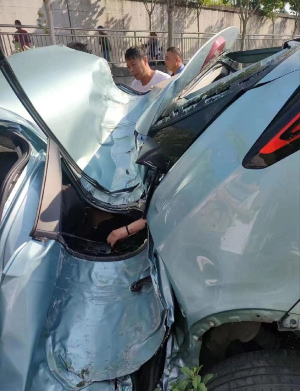 安徽 #合肥，东风大道，网约车失控，高速撞到路边，司机受伤，乘客疑似不治身亡