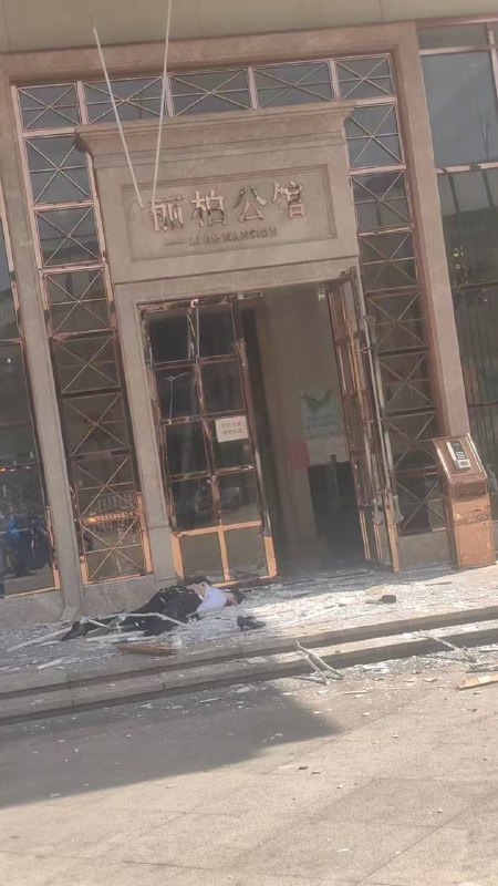 #丽柏公馆 #跳楼 一男子从丽柏公馆楼上跳下，幸好没砸到人！感谢家人们投稿！#丽柏公馆 #跳楼 一男子从丽柏公馆楼上跳下，幸好没砸到人！感谢家人们投稿！