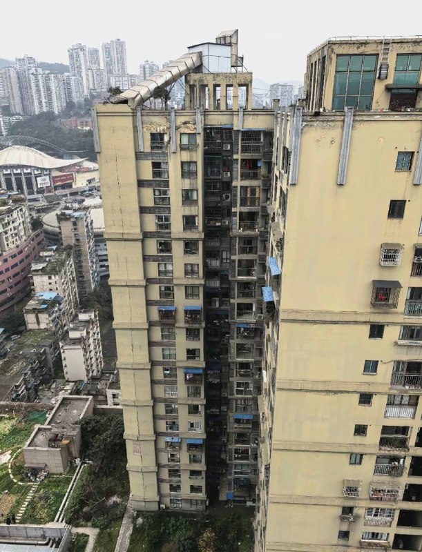 1月25日 3时45分 重庆涪陵区泽胜中央广场B馆7号楼吴杰峨眉 烧烤 发生火情， #爆燃 将独立 烟道 损坏火情发生后，相关单位工作人员立即到达现场开展应急处置，明火被迅速扑灭，未造成人员伤亡，火情发生原因正在进一步调查中