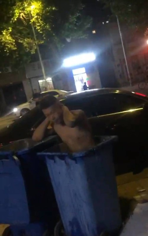 有 #菜刀 就是威风啊 给人吓 垃圾桶 了有 #菜刀 就是威风啊 给人吓 垃圾桶 了