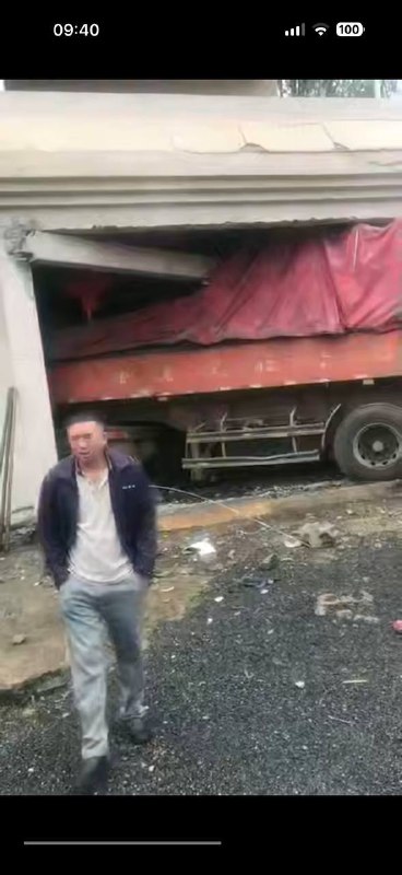 4月23日 广西 南宁上壬水，一辆大型拖挂货车冲撞进一栋房屋内 车辆受损，房子也被撞坏