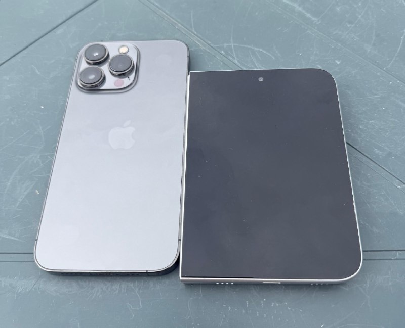 白色版 iPhone Ultra 机模曝光感谢家人们投稿！白色版 iPhone Ultra 机模曝光感谢家人们投稿！