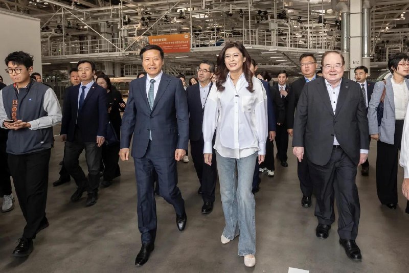 雷军送郑丽文一部小米手机感谢家人们投稿！雷军送郑丽文一部小米手机感谢家人们投稿！