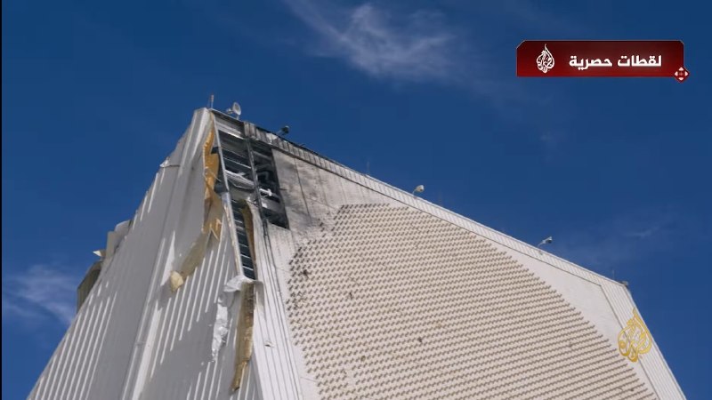 半岛电视台首次拍摄了伊朗此前袭击的卡塔尔 AN/FPS-132 Block 5 弹道导弹预警雷达，其外部建筑和天线阵列受到明显损伤