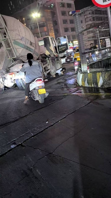 #车祸 #碾压 这不得成残疾了，太惨了！感谢家人们投稿！#车祸 #碾压 这不得成残疾了，太惨了！感谢家人们投稿！