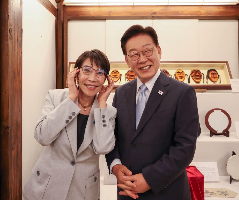 🇯🇵🇰🇷你侬我侬李在明送高市早苗一副眼镜