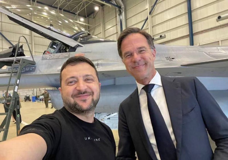 #乌克兰 总统 #泽连斯基 携第一夫人抵达荷兰，主要讨论的话题是 F-16 战斗机