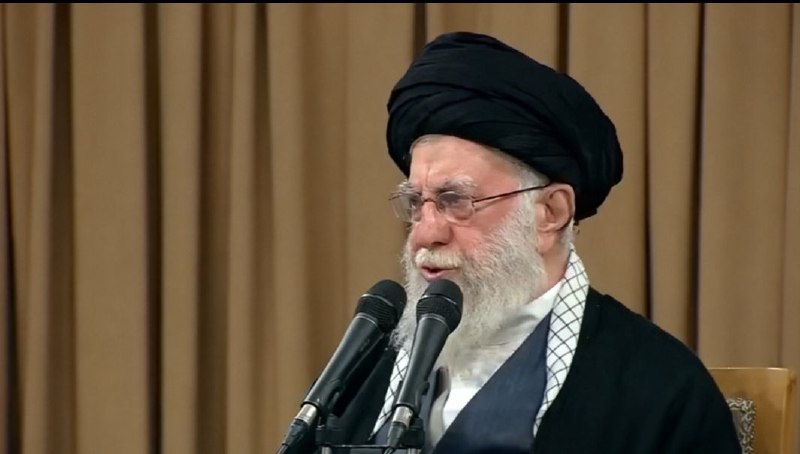 哈梅内伊“最后一次”与中国 看看这张老照，1989年5月时为伊朗总统的哈梅内伊访问中国，站在北京的长城上——不到长城非好汉