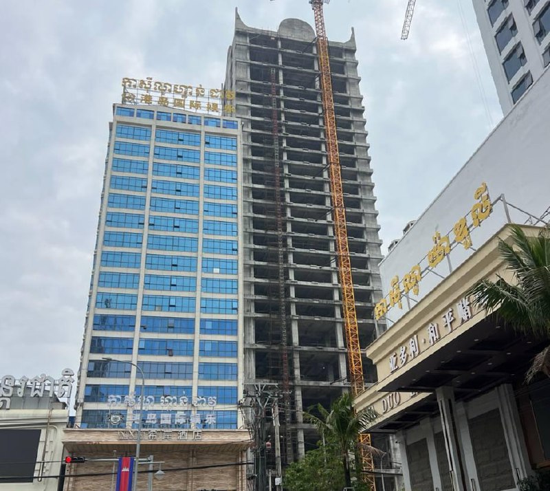 一女子从西港某赌场大楼坠亡柬媒消息：今天早上9时许，一名女子从西港一栋赌场大楼坠下，当场身亡