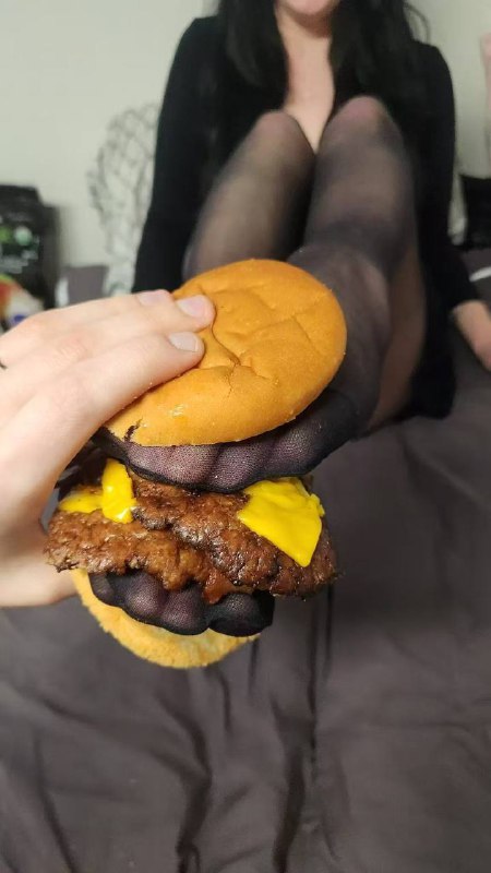 饿了 🤤 吃口 汉堡包 #汉堡 🍔 #恋足饿了 🤤 吃口 汉堡包 #汉堡 🍔 #恋足