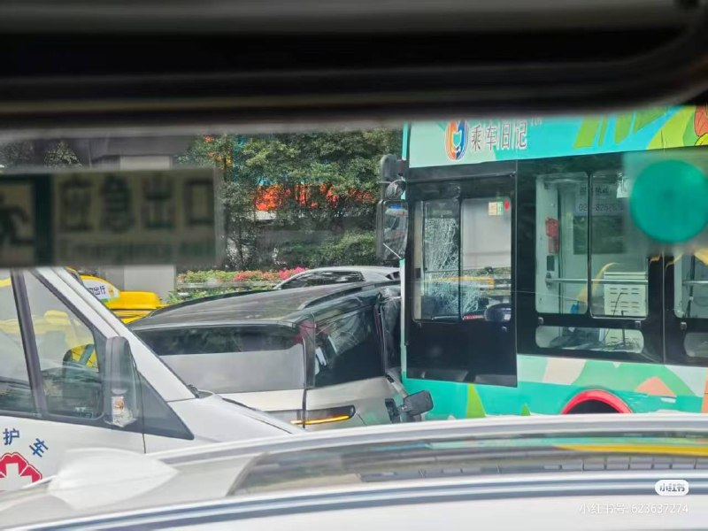 #公交车 司机 突发 疾病 #晕倒 #车祸感谢家人们投稿！#公交车 司机 突发 疾病 #晕倒 #车祸感谢家人们投稿！