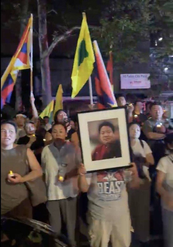 纽约当地时间7月3日晚9时30分左右，在联合国总部外洛嘉朗增自焚事发地点，大量藏人聚集举行抗议活动