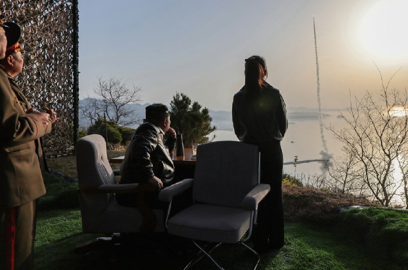 朝中社平壤 4 月 20 日电　朝鲜民主主义人民共和国导弹总局 4 月 19 日进行经改良的“火星炮－11丁”型地对地战术弹道导弹试射，评估了导弹战斗部威力