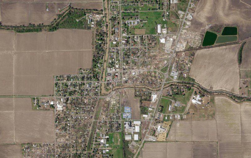 强风暴及龙卷风（飓风）袭击了美国密西西比州、阿拉巴马州和得克萨斯州，摧毁大量建筑物，电力中断，造成几十人死亡，美媒公布的航拍视频显示：受灾最严重的密西西比州罗灵福克镇，大量房屋变成废墟，树干被折断，车辆被掀翻，整个小镇几乎被夷为平地