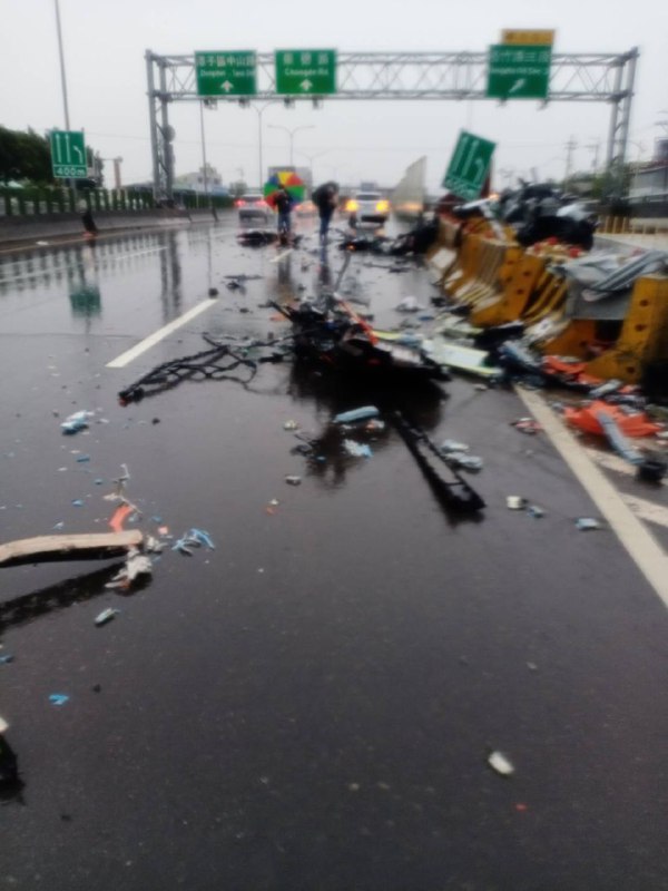 #酒駕 #車禍 發生在台灣台中，車上2人當場死亡，特斯拉車子斷成2截#酒駕 #車禍 發生在台灣台中，車上2人當場死亡，特斯拉車子斷成2截