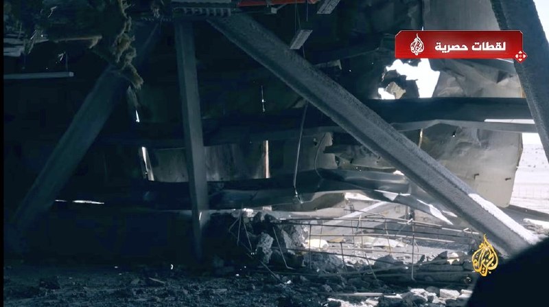 半岛电视台首次拍摄了伊朗此前袭击的卡塔尔 AN/FPS-132 Block 5 弹道导弹预警雷达，其外部建筑和天线阵列受到明显损伤