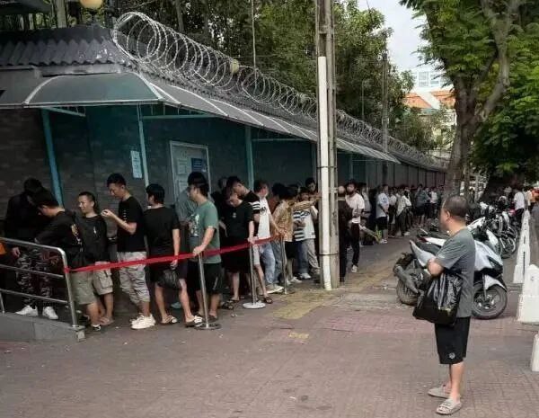 柬埔寨金边｜中国使馆门口排起“回家队伍”中国驻柬使馆门口已有人排队等候