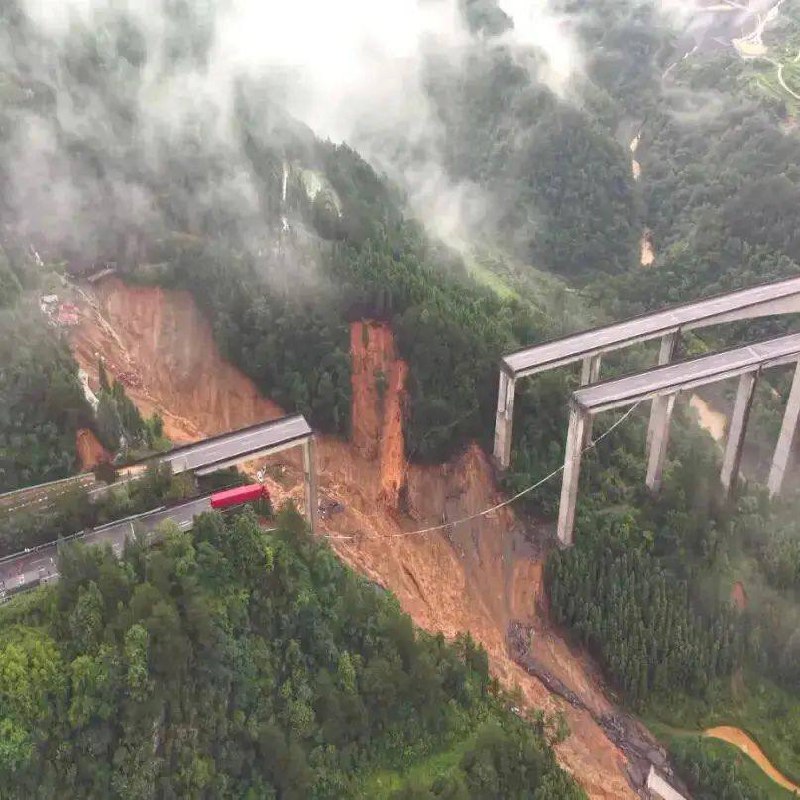 2025年 #中国 已经垮塌了3座特大桥，6月24日，贵州三都县方面 #猴子河特大桥 发生垮塌事故；8月22日，即将合龙通车的青海尖扎县 #黄河特大桥 发生垮塌事故，造成12人遇难，4人下落不明；11月11日，四川阿坝州马尔康市 #红旗特大桥 发生垮塌