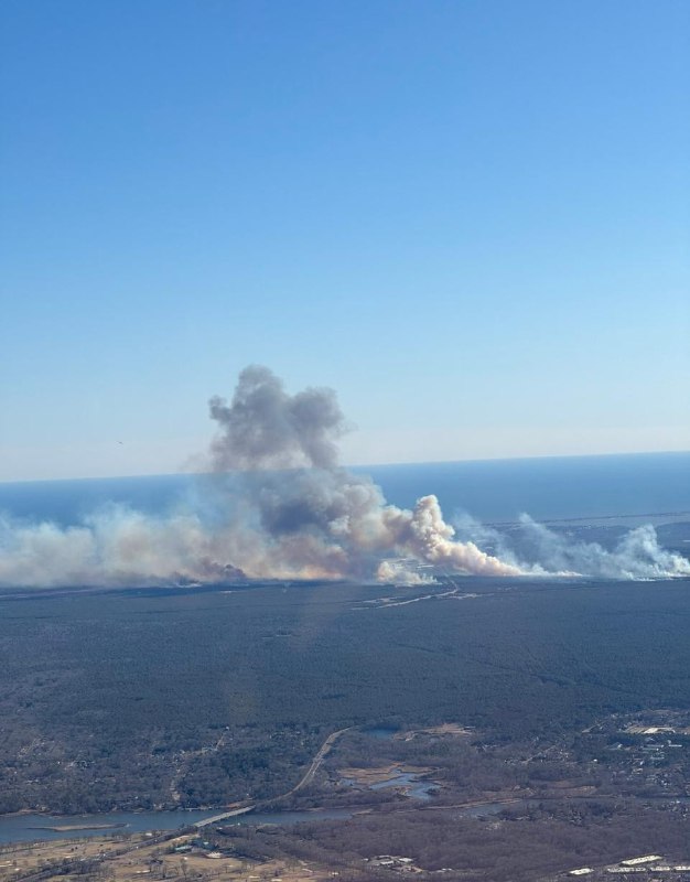 #山火 3.8 下午，被视为 纽约 富人区 的汉普顿（Hamptons）附近，发生了严重且持续的野火，浓烟遮住了天空