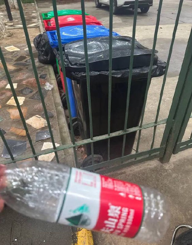 #西安交通大学 设置留学生专用垃圾桶？普通学生将垃圾扔在留学生宿舍门口的垃圾桶内，被保安训斥不懂事…by 匿名投稿#西安交通大学 设置留学生专用垃圾桶？普通学生将垃圾扔在留学生宿舍门口的垃圾桶内，被保安训斥不懂事…by 匿名投稿