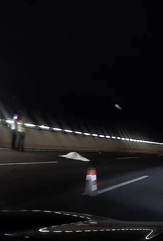 8.17汕北大道，汕头往澄海方向，要下莱美路这里，一男子骑摩托车🏍️出事故死亡 #骑逝精神by 匿名投稿8.17汕北大道，汕头往澄海方向，要下莱美路这里，一男子骑摩托车🏍️出事故死亡 #骑逝精神by 匿名投稿