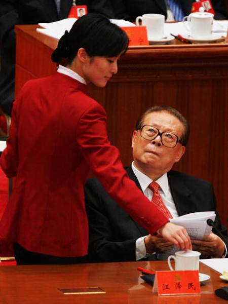 #中国🇨🇳隐形女性应该有政治发言权作家是小说《莲花》和回忆录《社会主义很伟大！》的作者“女人支撑着半片天空，”毛泽东著名地声称
