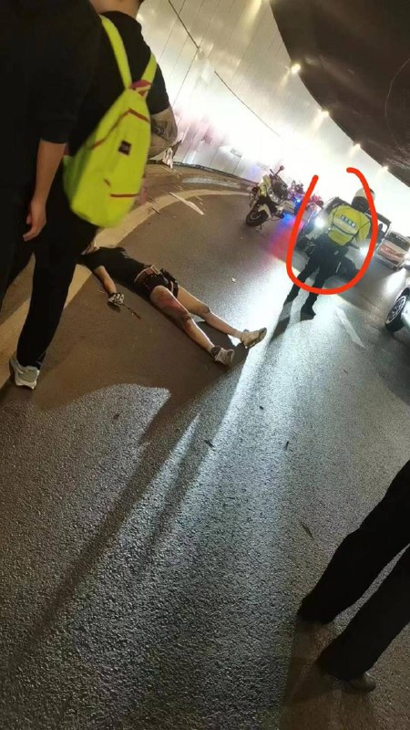 重庆摩博会开始 #女骑 赛6女骑昏迷不醒 #车祸by 匿名投稿重庆摩博会开始 #女骑 赛6女骑昏迷不醒 #车祸by 匿名投稿