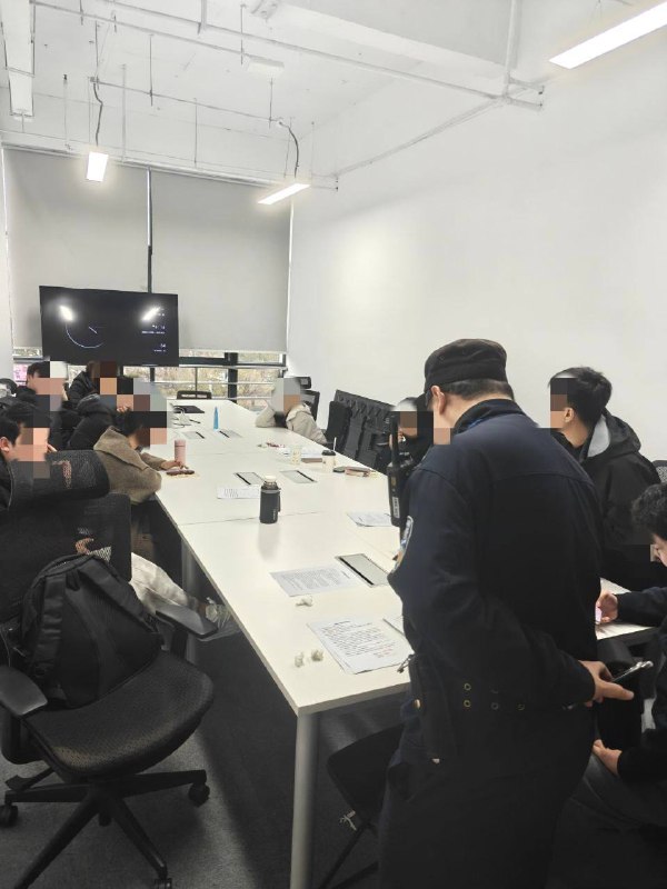 “交个朋友”罗永浩，黄贺旗下公司涉嫌违规开展招商加盟，扣押挪用加盟商押金高达500万