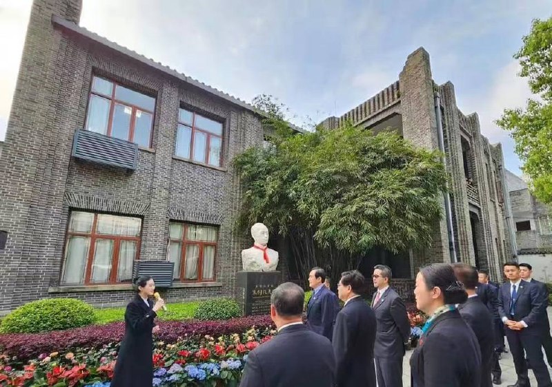 #马英九 在母亲的母校参观