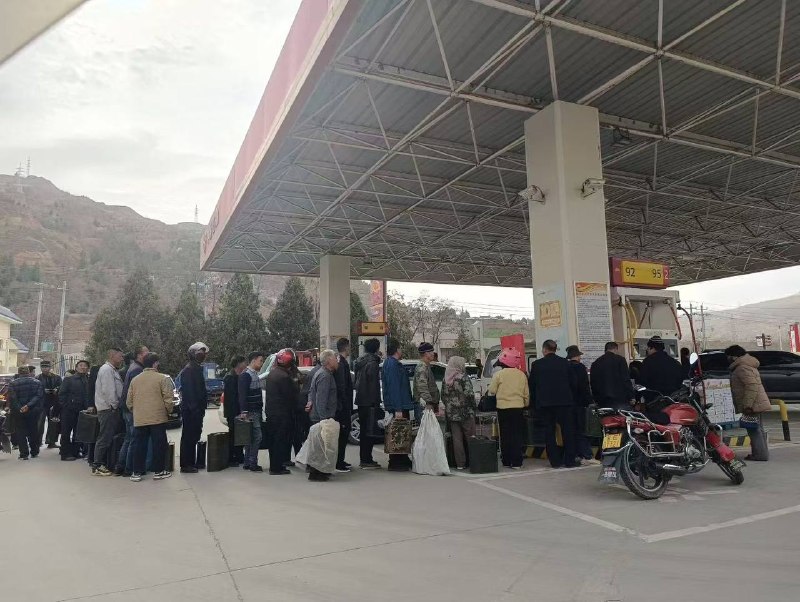 好似 加油站 油不用钱一样油价 上涨 📈感谢家人们投稿！好似 加油站 油不用钱一样油价 上涨 📈感谢家人们投稿！