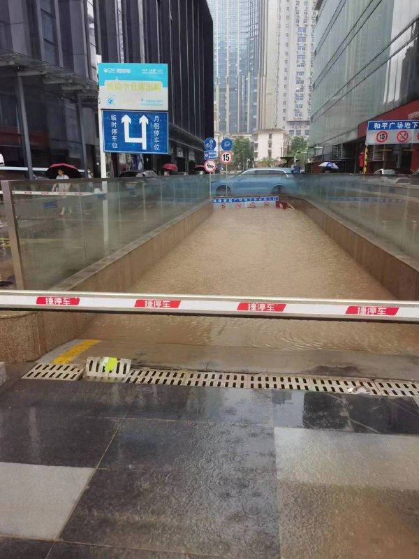 #深圳 #香港 #暴雨 #内涝当地群友注意安全#深圳 #香港 #暴雨 #内涝当地群友注意安全